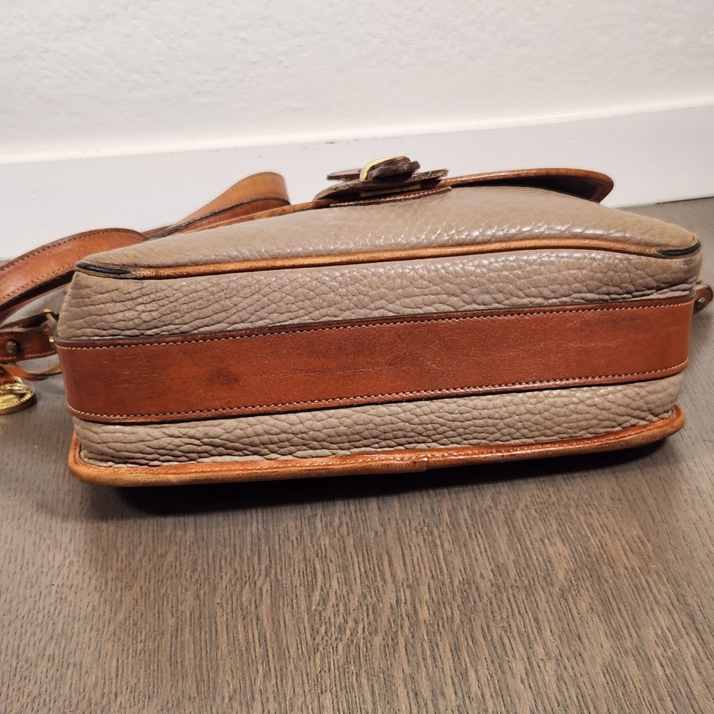 Vintage Dooney & Bourke All-Weather Leather Taupe Tan Crossbody Bag Purse Charm - Picture 6 of 16